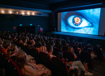 Félidőnél jár a X. Friss Hús – Teltházas vetítések és fesztiválhangulat a Toldi Moziban
